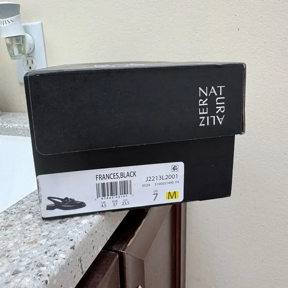 Naturalizer Black Leather Loafers with Gold Chain brand new - Picture 6 of 6